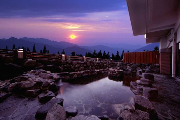 スキージャム勝山に隣接する「法恩寺温泉ささゆり」の露天風呂