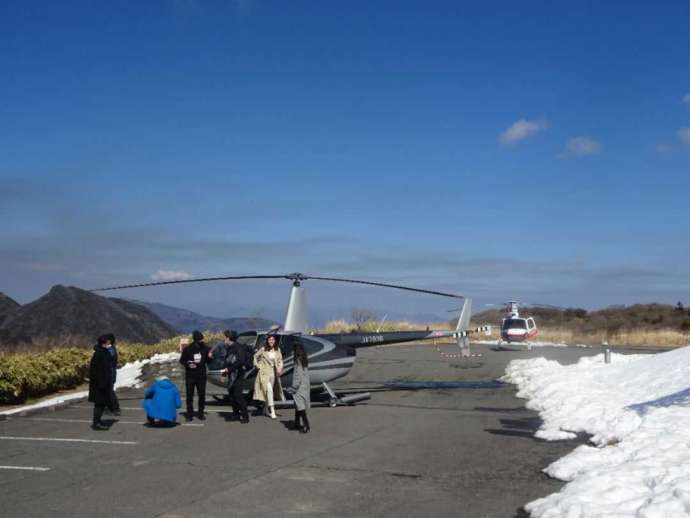 箱根から富士山へのヘリコプターに乗り込もうとしている横浜スカイクルーズの利用者