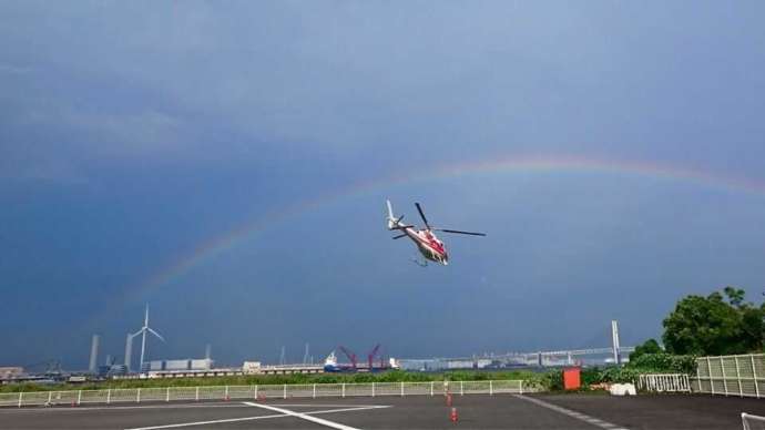 虹に向かって離陸する横浜スカイクルーズのヘリコプター