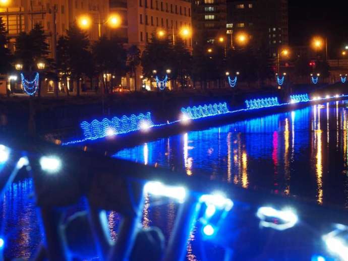 北海道小樽市のイルミネーションイベント「小樽ゆき物語『青の運河』」を橋の上から眺める