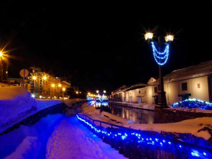 北海道小樽市のイルミネーションイベント「小樽ゆき物語『青の運河』」と積もる雪
