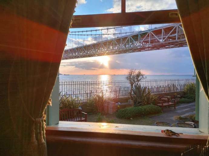 「孫文記念館（移情閣）」窓から見た明石海峡大橋と夕景