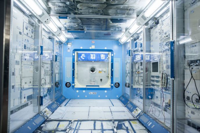 岐阜かかみがはら航空宇宙博物館にある国際宇宙ステーション「きぼう」の内部