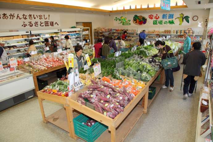 野菜が並ぶ市場内