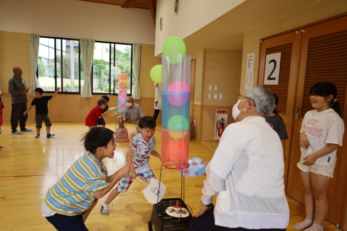 相馬市の児童館でこどもたちが遊んでいるようす