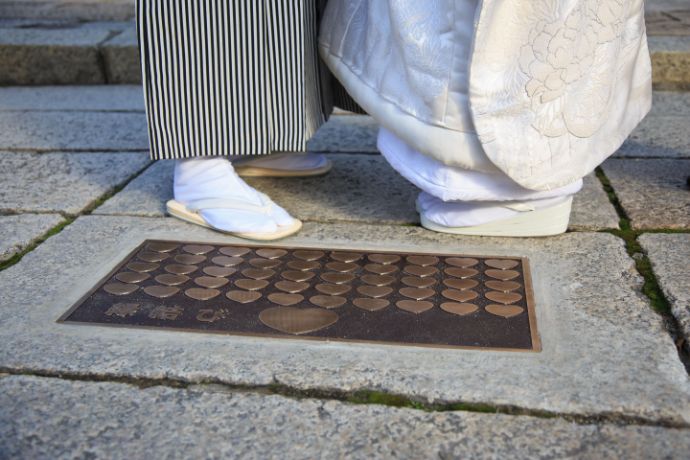 播磨国総社の石畳に埋め込まれたハートが並ぶプレート