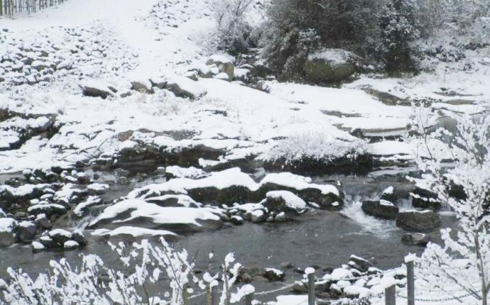 雪が積もった嘉瀬川