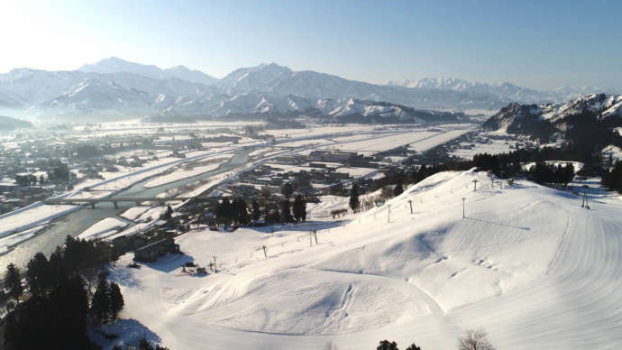 新潟県魚沼市にある「小出スキー場」を上空から眺める