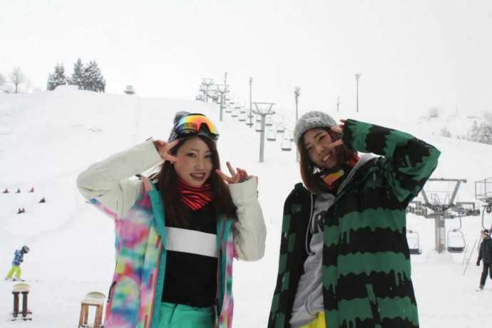 新潟県魚沼市の「小出スキー場」で記念撮影をする二人