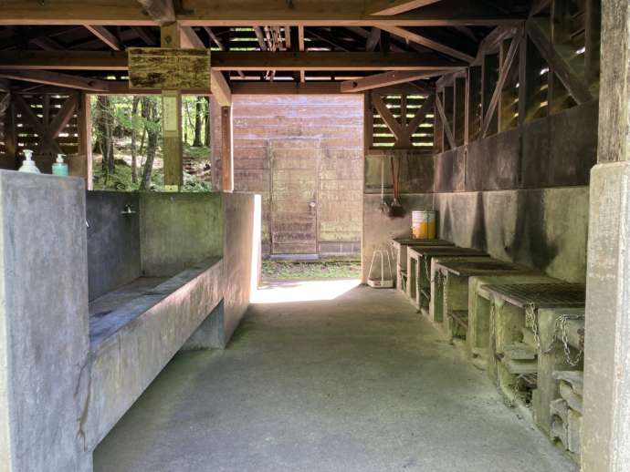 静岡県富士市にある「須津山休養林キャンプ場」の炊事場の様子