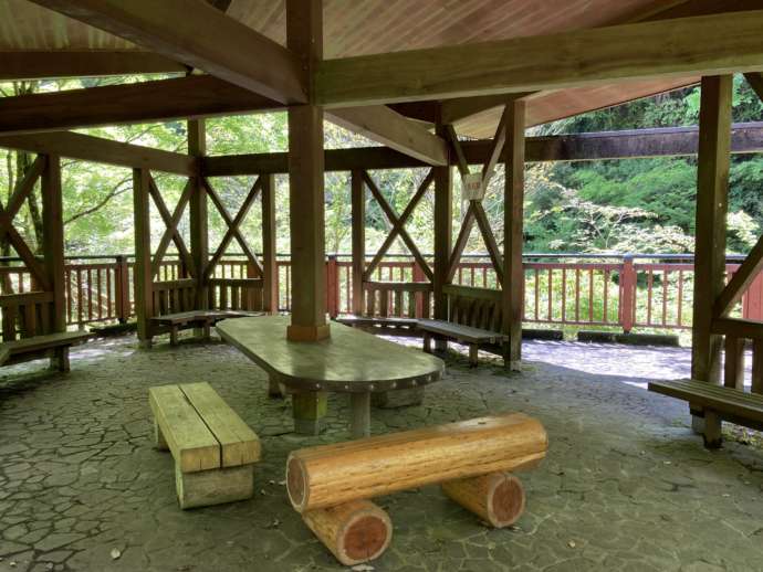 静岡県富士市にある「須津山休養林キャンプ場」の食事スペース