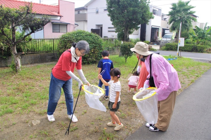 「Cleanup & Coffee Club」でゴミ拾いをする人々