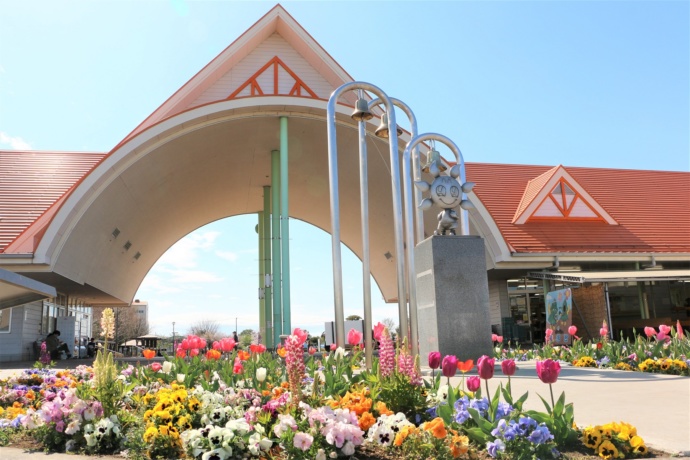 季節の花が咲き誇る「まちの駅・道の駅アグリパークゆめすぎと」入口