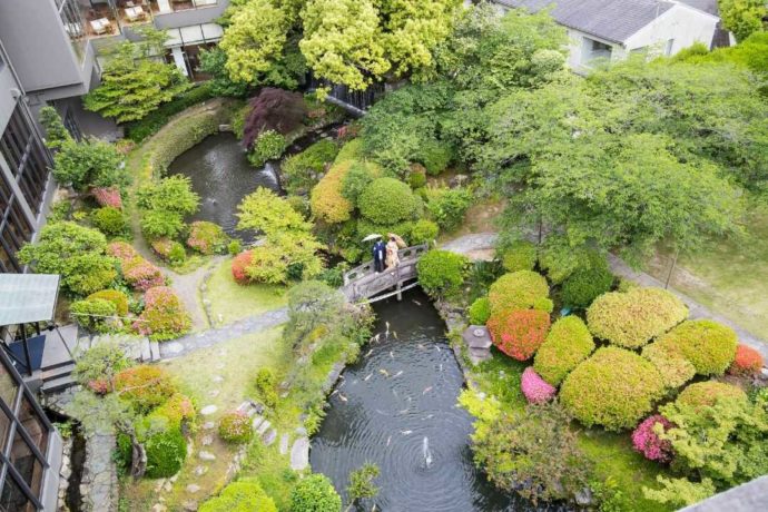 萃香園ホテル内の植栽や池が美しい日本庭園