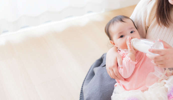 育児支援のイメージ・哺乳瓶でミルクを飲む赤ちゃん