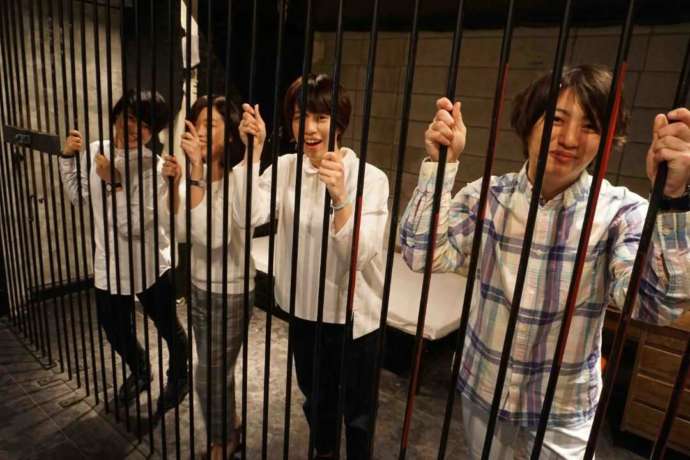 東京都新宿区の「超密室 リアル体験型脱出ゲーム」で牢屋に閉じ込められた人々
