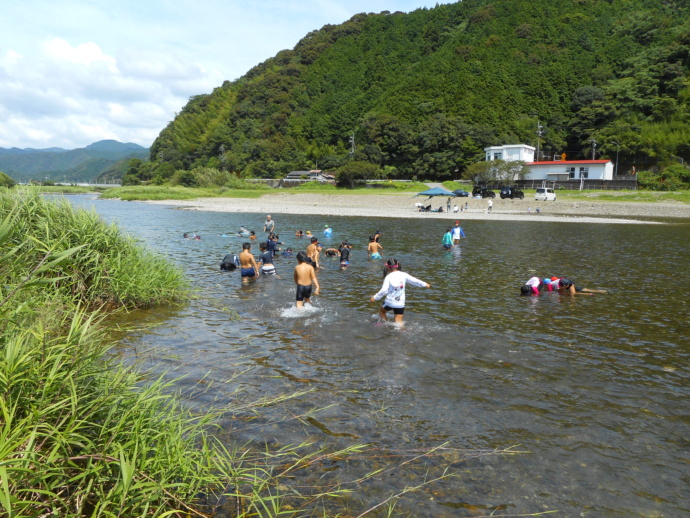 新庄川での川遊び