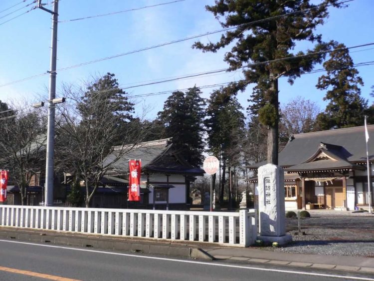 茨城県結城市の結城諏訪神社を路上から眺める