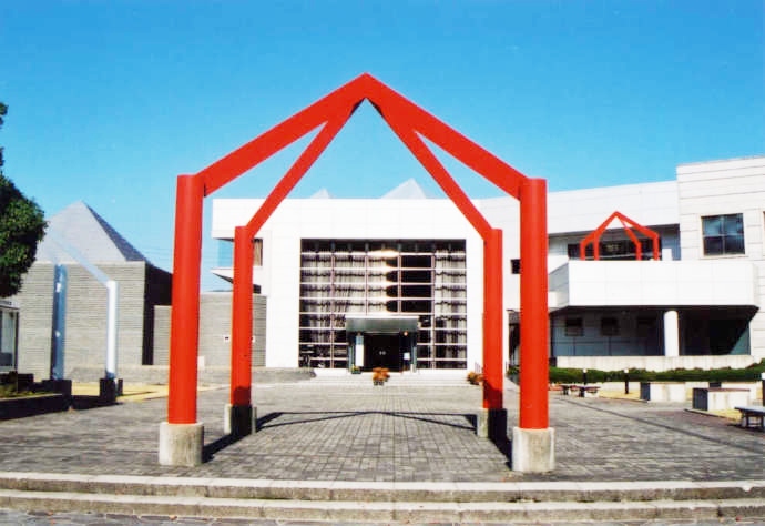 諏訪市博物館のエントランスにある赤いゲート