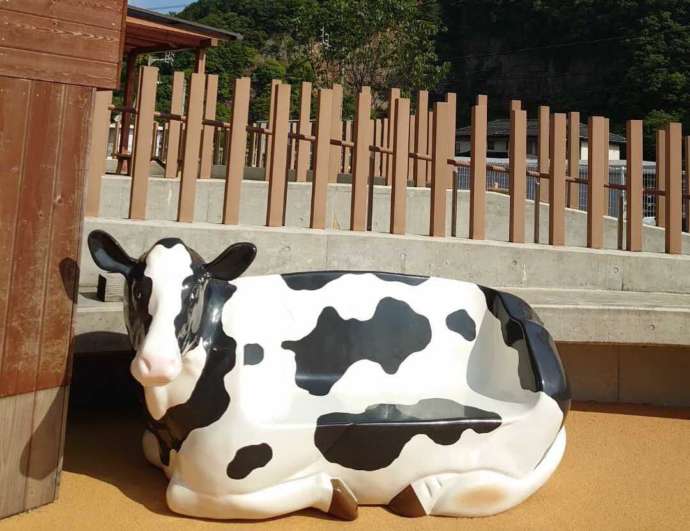 愛媛県東温市にある「母恵夢スイーツパーク」の牛さんベンチ