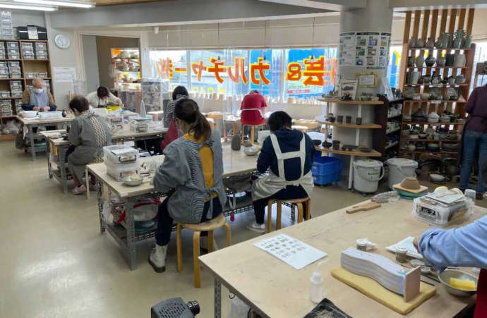 ティーイング陶芸教室で陶芸に取り組む人たち