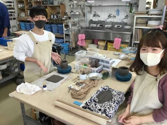 ティーイング陶芸教室で手びねり陶芸作品を作る男女