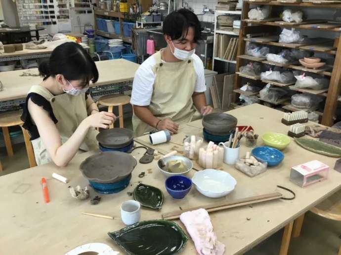 ティーイング陶芸教室で制作するカップル
