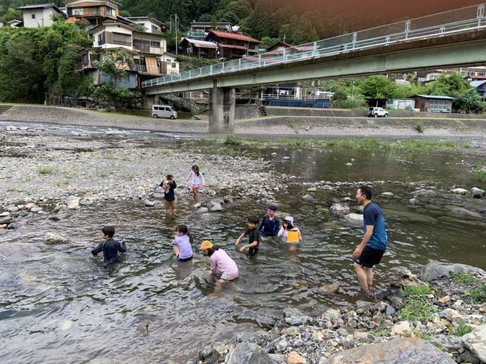 丹波川で水遊びをしている子ども達
