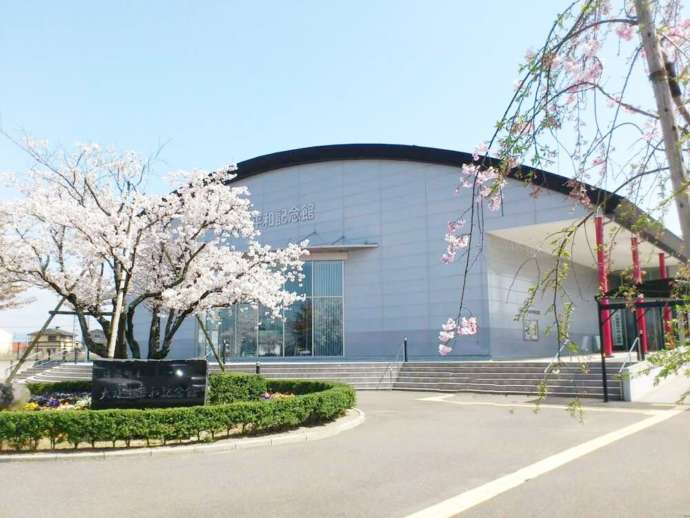 桜の時期の大刀洗平和記念館外観