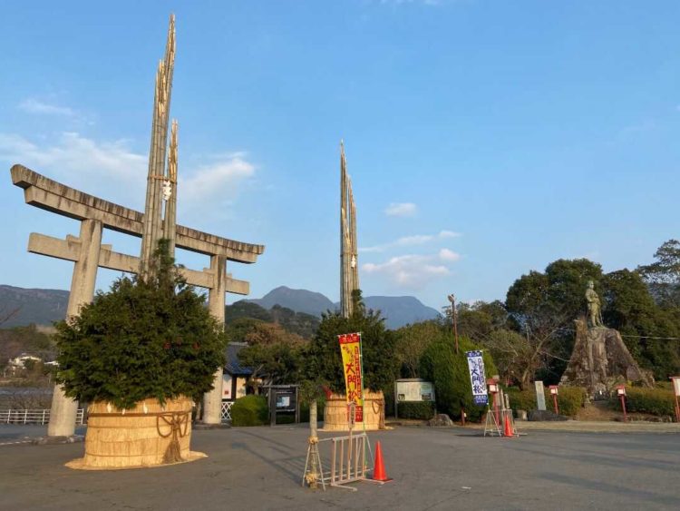 長崎県雲仙市にある「橘神社」の大門松と橘中佐像