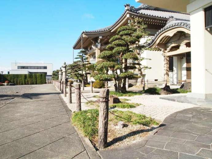 寶雲山泰岳寺の本堂と庭