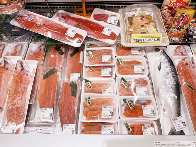 大樹町のスーパーに並ぶ魚