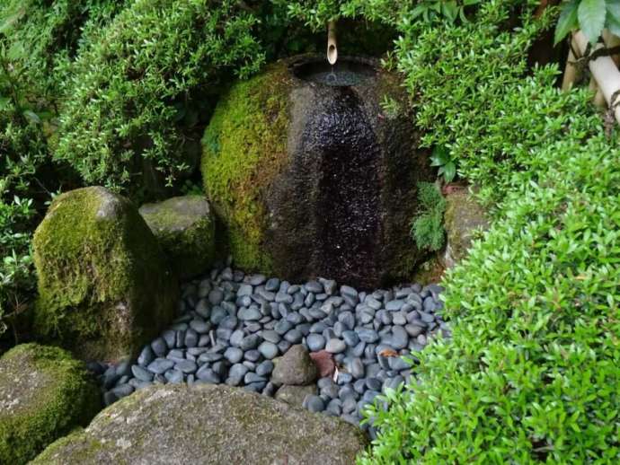 「當麻寺西南院」の庭園に設置された水琴窟の一つ