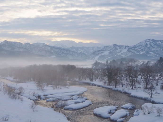冬の胎内川と胎内スキー場