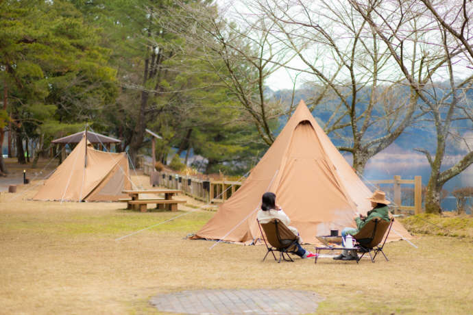 奥霧島御池キャンプ村でキャンプを楽しむ人々