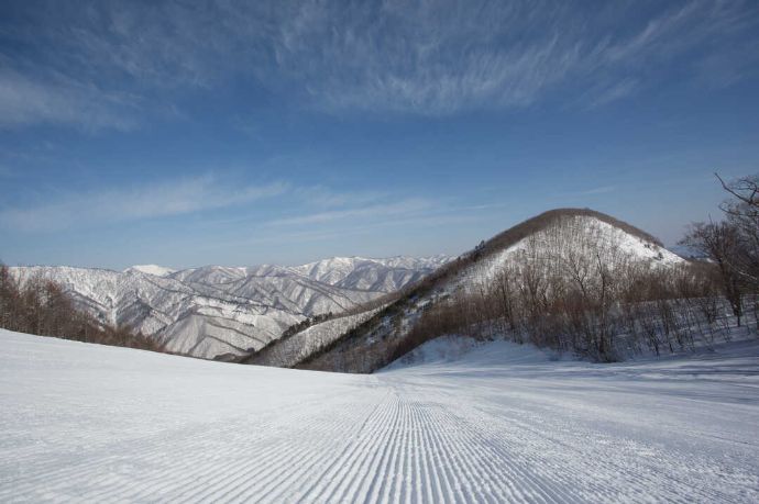 周辺の山々を望む会津高原高畑スキー場