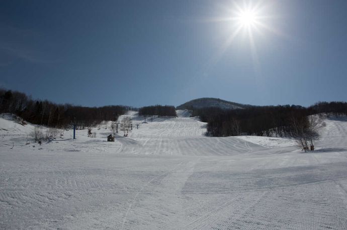 太陽が眩しい日中の会津高原高畑スキー場