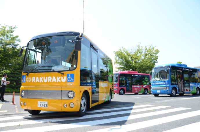 大阪府高石市内を走る福祉バス「らくらく号」の写真