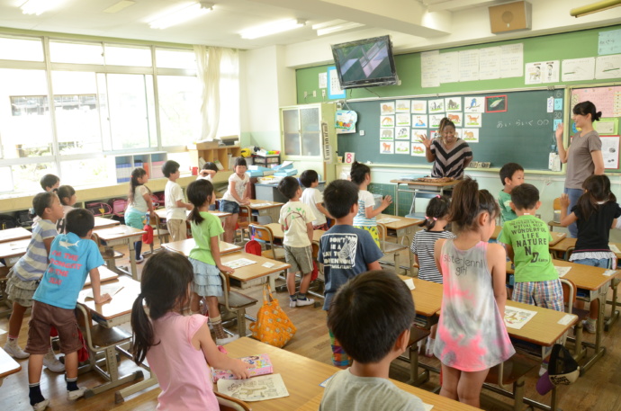 大阪府高石市の子どもたちが英語教育を受けている様子