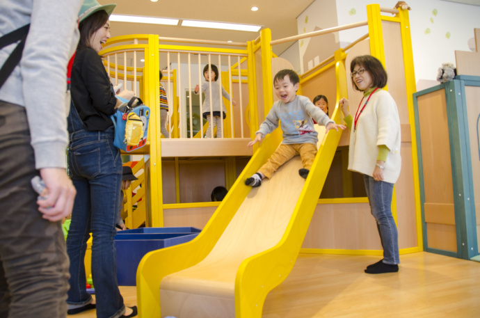 大阪府高石市の親子が室内のすべり台で遊ぶ様子