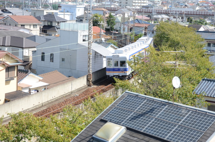 大阪府高石市内を走る南海電気鉄道の写真