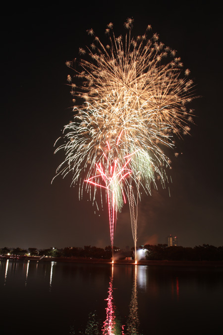 大阪府高石市で開催される高石シーサイドフェスティバルで打ち上げられる花火の写真