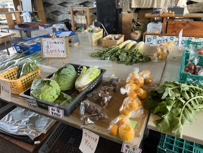 栃木県高根沢町の直売所で販売される地元野菜の写真