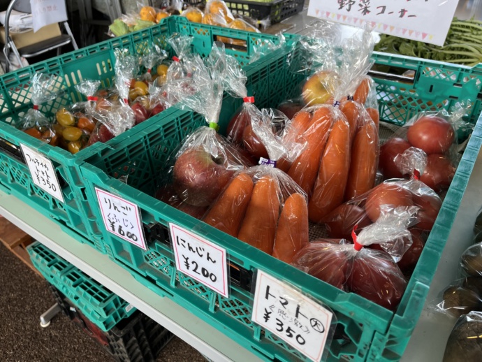 栃木県高根沢町の直売所で販売されるにんじん、トマト、りんごの写真