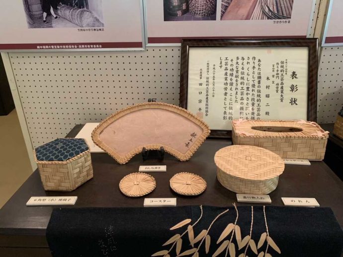 高岡市福岡歴史民俗資料館で展示している菅細工のコースター