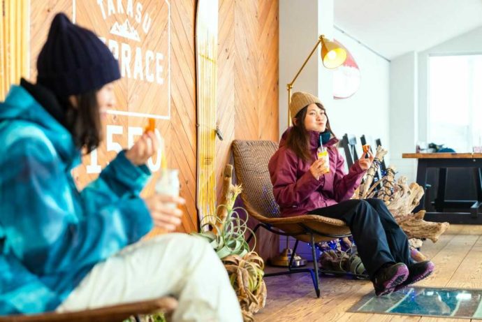 山頂カフェ「TAKASU TERRACE」で休憩する女性2人