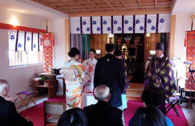 静岡県浜松市にある高塚熊野神社の神前式の様子