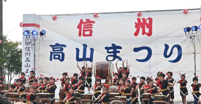 長野県高山村の子どもたちによる太鼓演奏の様子