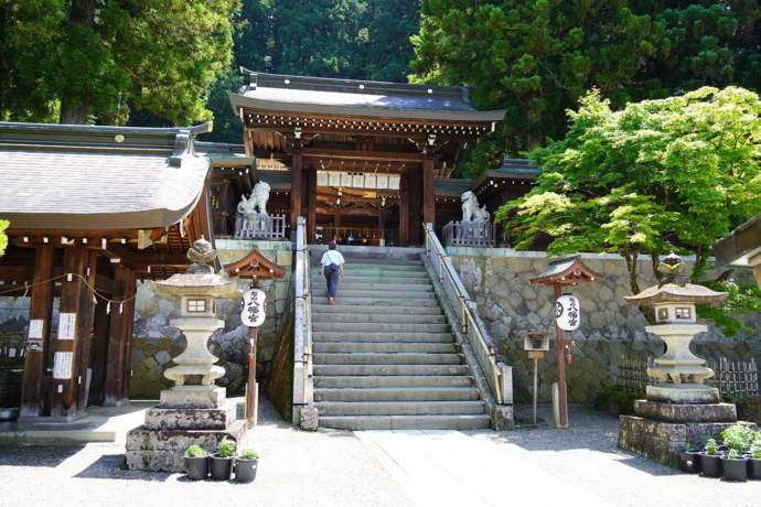 櫻山八幡宮の拝殿に続く大石段の風景