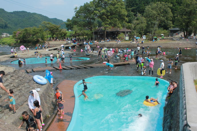 竹田市の中島公園河川プールで遊ぶ子どもたち